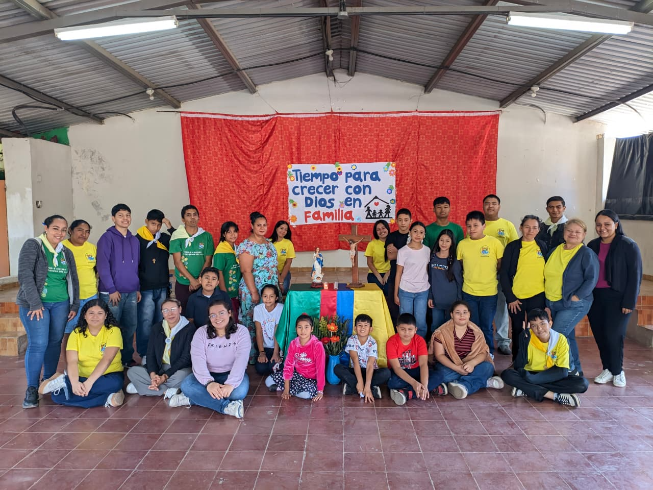 Niños y asesores de la IAM en el encuentro "Tiempo para crecer con Dios en familia"